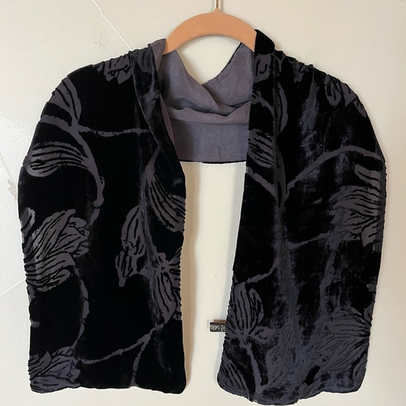 Rare Vintage Saldarini black velvet silk scarf, made in Italy. Gorgeous, perfect - Picture 1 of 10